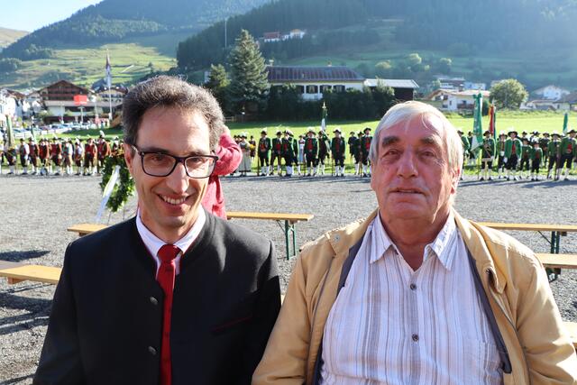 Bürgermeister Helmut Spöttl mit Altbürgermeister Robert Mair. | Foto: Celina Leitner