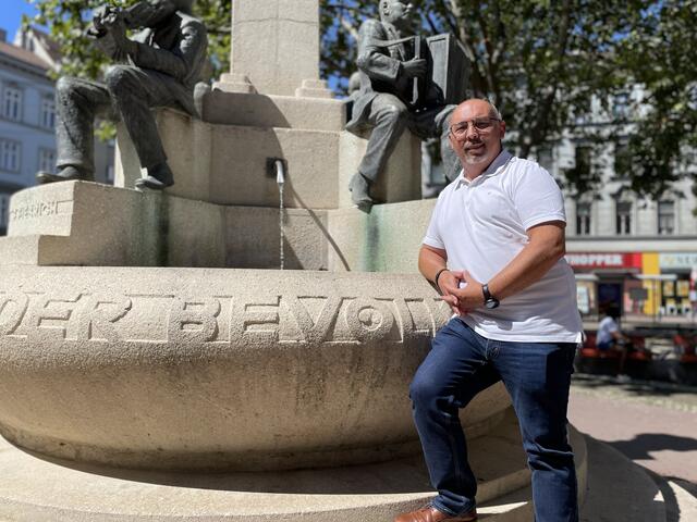 Im Zentrum des 17. Bezirks: Bezirksvorsteher Peter Jagsch (SPÖ) beim Alszauberbrunnen am Hernalser Elterleinplatz. | Foto: Michael J. Payer