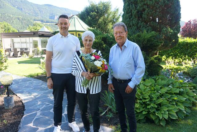 Ingrid Wiedner ist 80. Bürgermeister und Gemeinderat gratulierten. | Foto: Marktgemeinde Payerbach