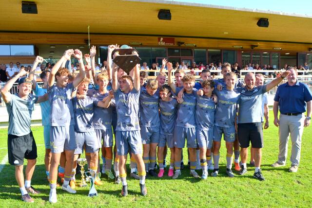 Überglückliche Sieger: Stal Rzesów aus Polen. Fotos: Kremser