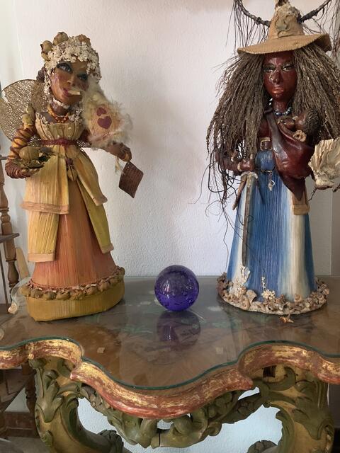 Zwei kubanische Göttinnen: Links Oxum (oder Orisha), Göttin der Liebe, der Schönheit, des materiellen Reichtums und der Fruchtbarkeit. Rechts Yemaya, Göttin des Meeres und Mutter der gesamten Menschheit.