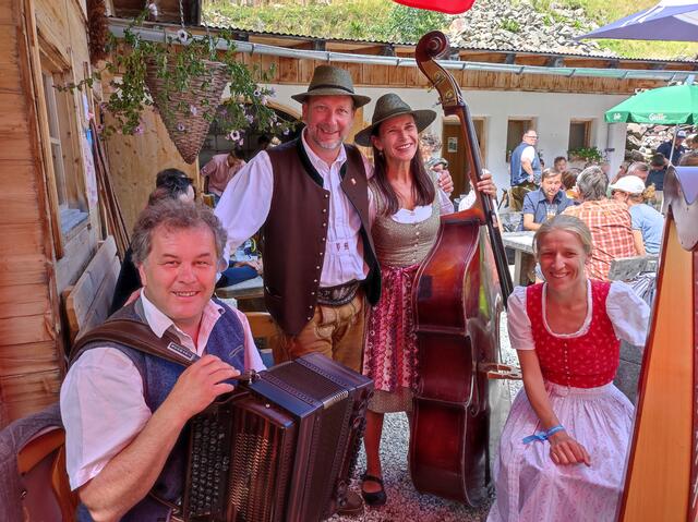 Obmann-Musi: Organisator Peter Margreiter mit Gattin Sonja und seinem Südtiroler Obmannkollegen Gernot Niederfriniger samt dessen Gattin Bernadette | Foto: Mair