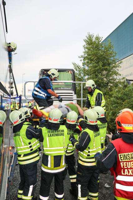 Eine verletzte Person wurde mittels Spineboard geborgen. | Foto: FF Laxenburg