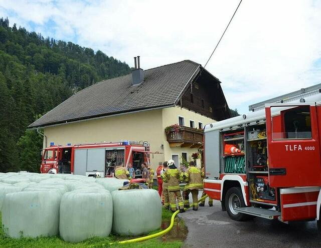 In Abtenau kam es am 16. August zu einem Großeinsatz auf einem Bauernhof. Grund war der Brand eines Dachstuhls. | Foto: FF Abtenau