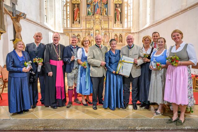 hrenobfrau Grete Hammel, Holdinggeschäftsführer Martin Lammerhuber, Bischof Alois Schwarz, Nationalratsabg. Andreas Hanger, Bürgermeisterin Maria Kogler, Landeshauptmann a.D. Erwin Pröll, Goldhaubenobfrau Daniela Heinzl, Edgar Niemeczek, Drolid Draxler, Geschäftsführer Harald Froschauer, Landesverbands-Obfrau Angelika Keiblinger, Volkskultur Niederösterreich-Geschäftsführerin Manuela Göll. | Foto: Volkskultur Niederösterreich/Wolfgang Simlinger