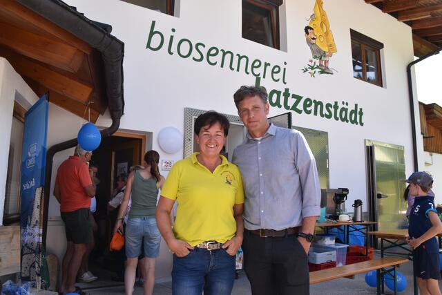 Astrid Hollaus (Biosennerei Hatzenstädt) und Björn Rasmus, Geschäftsführer der "Bioalpin" freuten sich über viele Sommerfrische-Besucher in Niederndorferberg. | Foto: Barbara Fluckinger