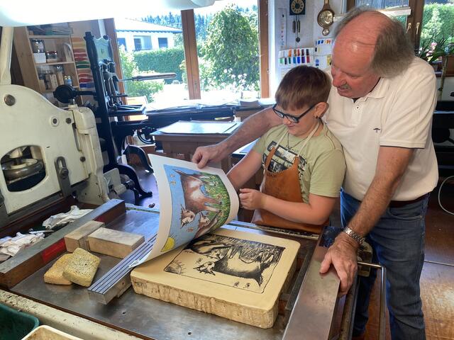 Steindrucker Günther Stecher mit seinem Enkel Julian und seinem frisch gedruckten Werk "Kitze" | Foto: Stecher&amp;Stecher
