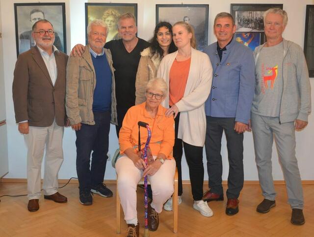 Juana Robitschek (vorne), Friedrich Polleroß, Bernhard Herrman, Leo Arturo Robitschek, Ariana Robitschek, Tamara Robitschek, Günther Kröpfl und Willi Lehner (hinten v. l.).
 | Foto: Privat