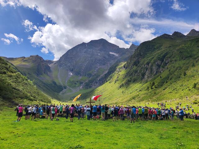 Zahlreiche Zuhörer kamen ins Pinnistal und feierten die heilige Messe im Talschluss bei der Karalm.  | Foto: Mair