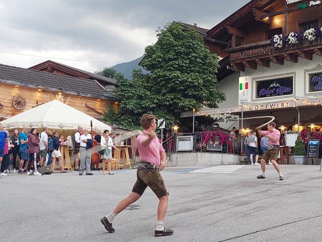 Die Nuistifter Goasslschneller am Dorfplatz.  | Foto: Margreiter