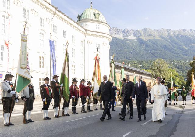 Landesüblicher Empfang am Hohen Frauentag – Abschreiten der Front, v. l.: LH Anton Mattle, Südtirols LH Arno Kompatscher, Staatssekretär Florian Tursky und Abt Leopold Baumberger. | Foto: Land Tirol/Die Fotografen