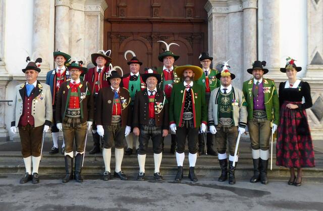 Teil der geehrten Schützenkameraden mit Lkdt. Mjr Thomas Saurer, Lkdt. Mjr Roland Seppi, Lkdt. Mjr Enzo Cestari, Bundesschriftführer Mjr. Jakob Grüner, Bundespressereferent Mjr. Alexander Haider und Bundesmarketenderin Kathrin Platzer. | Foto: BTSK/Karin Mühlecker-Gregoritsch