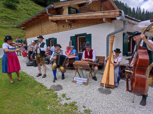 Die Mostbradlmusi spielte auf der Pinnisalm auf und es wurde auch getanzt.  | Foto: Mair