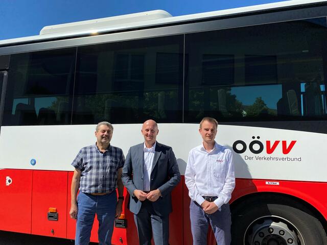 Josef Bleckenwegner, Bürgermeister von Eberschwang, Thomas Priewasser, Bürgermeister von Hohenzell und Gerald Grüblinger von der Verkehrsplanung der OÖ Verkehrsverbund Gesellschaft. | Foto: Gemeinde Hohenzell