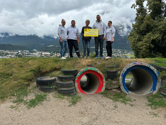 2.000 Euro wurden am 1. Juli an die Kinderkrebshilfe Tirol übergeben. | Foto: Höller Waldteufel 