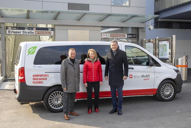 Bezirksvorsteher Gerald Bischof, Wiener Linien Geschäftsführerin Alexandra Reinagl und Stadtrat Peter Hanke (SPÖ) sind Fans vom WienMobil-Hüpfer.
 | Foto: BV23