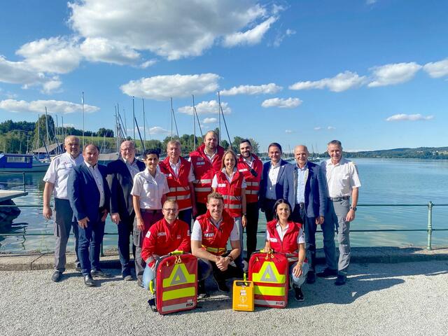 Erste Reihe hockend v.l.: Thomas Friedl (First Responder), Jakob Czizsek (First Responder), Kathrin Haberl (First Responder). Zweite Reihe v.l.: Hermann Gerstgraser, Johann Stemeseder, Bernhard Seidl, Roswitha Kaar, Manfred Bangerl, Dominik Lindner, Magdalena Altenberger, Martin Stemeseder, Michael Schwarzmayr, Peter Altendorfer und Anton Holzer (Landesrettungskommandant).

  | Foto: Rotes Kreuz Salzburg