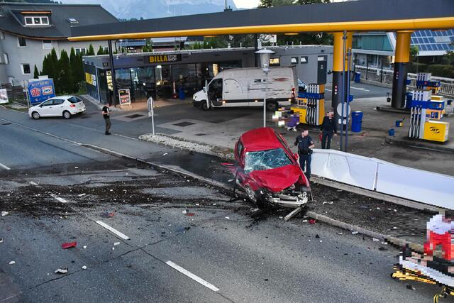 Der Lenker und sein Beifahrer wurden beim Unfall schwer verletzt. | Foto: ZOOM.TIROL