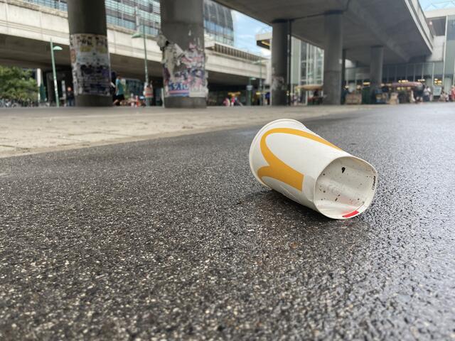 Müll macht sich am Handelskai breit. Es ist ein bekanntes Problem: Die MA 48 und Waste Watcher gehen gegen leere Dosen, Papierln und Co. vor. 
 | Foto: Johannes Reiterits