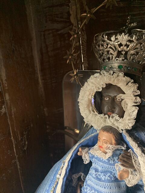 Augustinus hat die erste "schwarze Madonna" in seinem Kloster Bahia hergestellt. Dieses Heiligtum liegt in einem Vorort von Havanna in einer Bucht, von wo in den letzten Jahren tausende Kubaner mit Booten illegal in die USA eingereist sind.
Diese Virgen und Orisha Yemaya sind ein Beispiel einer Synkretisierung (Synthese von zwei Ideen zu einer), von einer christlichen Madonna zu einer Orisha (Göttin der Liebe) in der Kubanischen Santeria - die afroamerikanische Hauptreligion auf Kuba, die kubanische Gottheiten mit katholischen mischt. | Foto: privat