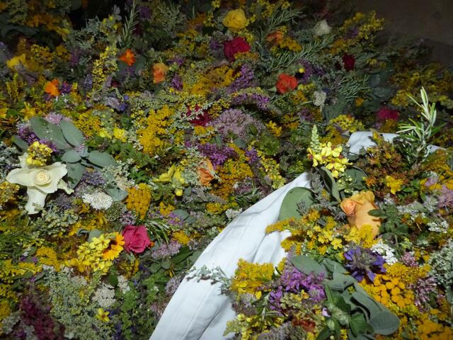 Frische Kräutersträußchen zauberten einen himmlischen Duft in die Romanische Bergkirche!