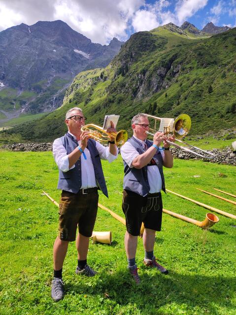 Traditionelle Weisen spielte das Flügelhornduo Abentung/Stecher. | Foto: Mair