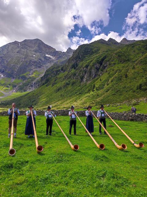 Wie immer mit dabei und imposant zu sehen und zu hören: Die Stubaier Alphornbläser. | Foto: Mair