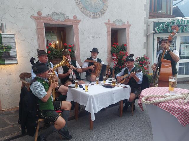 Die Goiserer Klarinettenmusi aus der Steiermark beim Einklang in den Almklang. | Foto: Margreiter