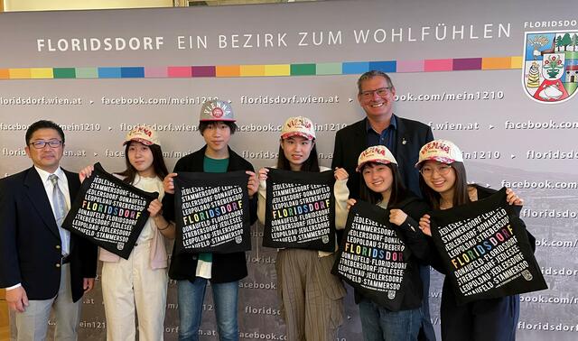 Die japanischen Jugendlichen mit Satoaki Akiya, Mitglied des Bezirksparlaments von Katsushika und Bezirksvorsteher Georg Papai (SPÖ). | Foto: BV21
