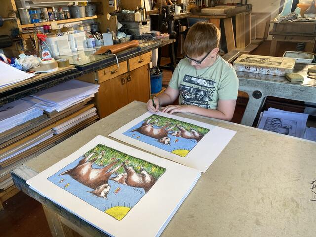 Die Werke werden natürlich von Julian signiert. | Foto: Stecher&amp;Stecher