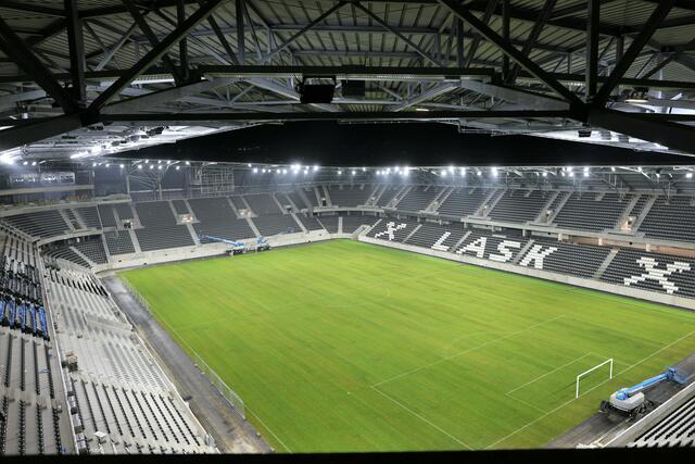 Trotz Versprechen: Fans im Rollstuhl haben in der Fankurve der neuen LASK-Arena keine freie Sicht. | Foto: Reischl