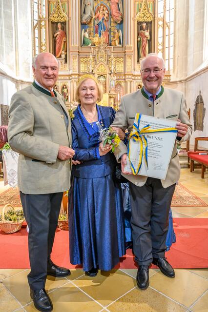 Ehrenring in Gold für Edgar Niemeczek: Landeshauptmann a.D. Erwin Pröll, Ehrenobfrau Grete Hammel und der geehrte Edgar Niemeczek. | Foto: Volkskultur Niederösterreich/Wolfgang Simlinger