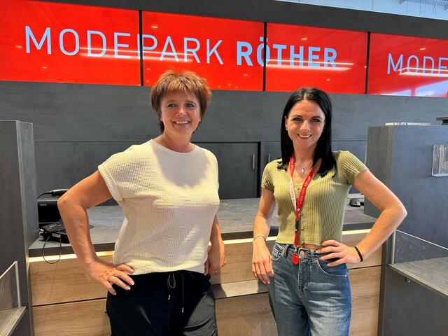 Monika Hager (Filialleitung MODEPARK RÖTHER Salzburg) gibt Tamara Narounig wertvolle Tipps. | Foto: Agentur Perfect