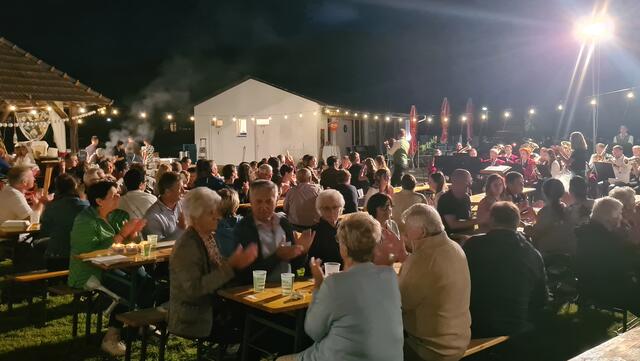 Viele Gäste genossen im Freibad von Neuhaus am Klausenbach die Sommernacht. | Foto: ÖVP