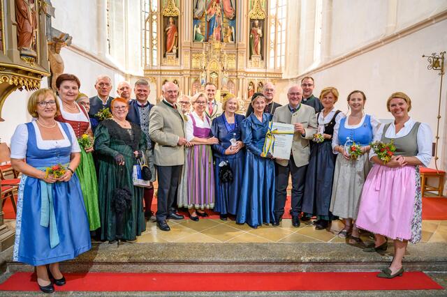 Bürgermeisterin von Neuhofen an der Ybbs Maria Kogler, Bürgermeisterin von Öd-Öhling Michaela Hinterholzer, Erna Gastecker, Martin Lammerhuber, Holdinggeschäftsführer der Kultur.Region.Niederösterreich, Anna Maria Pregartner, Obfrau der Goldhaubengruppe Ostarrichi, Karl Gastecker, Nationalratsabg. Andreas Hanger, Landeshauptmann a.D. Erwin Pröll, Laudator Ernst Graf, Sissi Pröll, Harald Froschauer, Geschäftsführer der Volkskultur Niederösterreich, Goldhauben-Ehrenobfrau Grete Hammel, Goldhauben-Obfrau Daniela Heinzl, Bischof Alois Schwarz, Edgar Niemeczek, der den Ehrenring in Gold erhielt, Pfarrer Christoph Hofstätter, Dorli Draxler, Angelika Keiblinger, Obfrau des Landesverbands Volkskultur Niederösterreich und Manuela Göll, Geschäftsführerin der Volkskultur Niederösterreich. | Foto: Volkskultur Niederösterreich/Wolfgang Simlinger