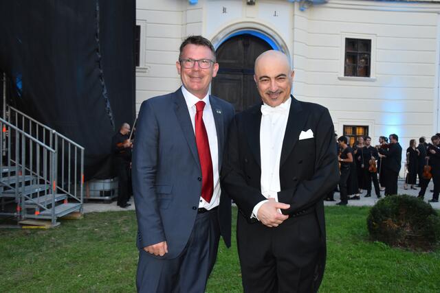 Intendant Stephan Gartner mit Dirigent Hooman Khalatbari