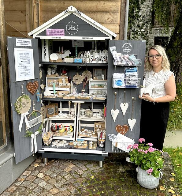 Carina Kumpitsch bei ihrem Kreativschränkchen, das in Amlach neben dem Pavillon zu finden ist. | Foto: privat