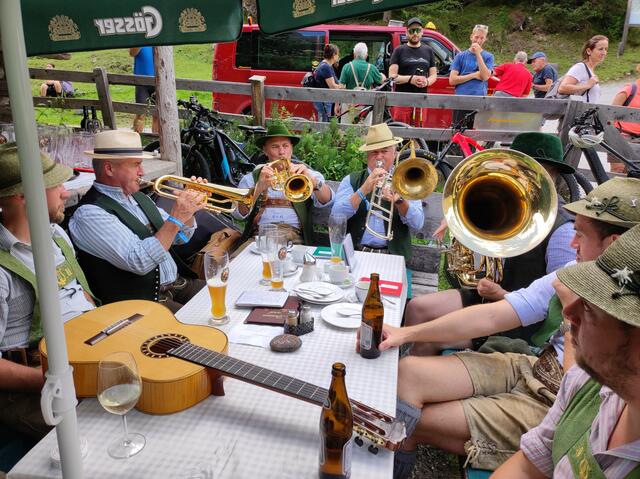 Die Zillertaler Weisenbläser unter der Leitung von Volksmusikverein-Obmann-Stv. Stefan Neussl.  | Foto: Mair