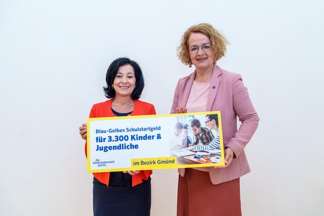 Im Bezirk Gmünd sind bis zu 330.000 Euro vorgesehen, um die lokalen Familien beim Schulstart zu unterstützen. 
Am Foto: Bundesrat-Vizepräsidentin und NÖAAB Bezirksobfrau Margit Göll, NÖAAB Landesobfrau Christiane Teschl-Hofmeister (v.l.). | Foto: Josef Bollwein 
