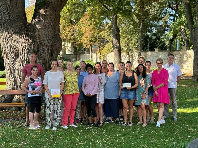 Gruppenfoto beim Kinderbetreuungskurs im Rathaus Maria Enzersdorf mit dem Organisator und Maria Enzersdorfer Amtsleiter Martin Mittermayr und der Hilfswerk-Psychologin Ursula Nagode. | Foto: Marktgemeinde Maria Enzersdorf