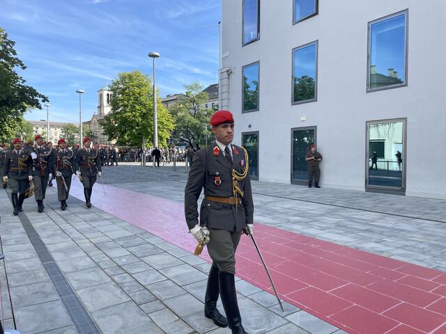 Das Salzburger Militär marschiert auf.  | Foto: sm