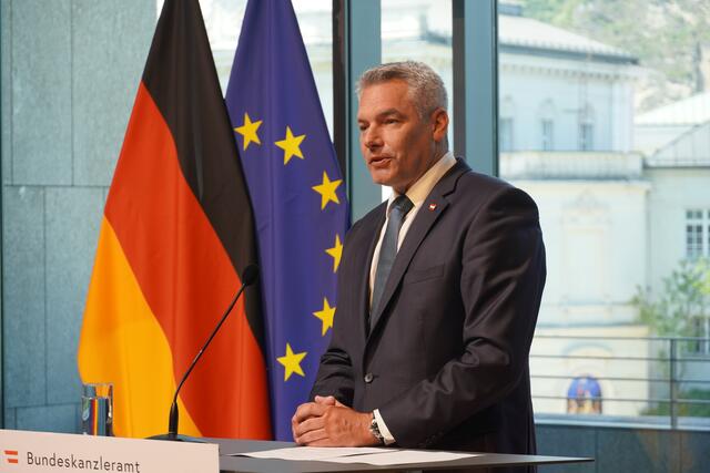 Karl Nehammer spricht von einer kontrollierten Zurückweisung Geflüchteter Menschen.  | Foto: sm