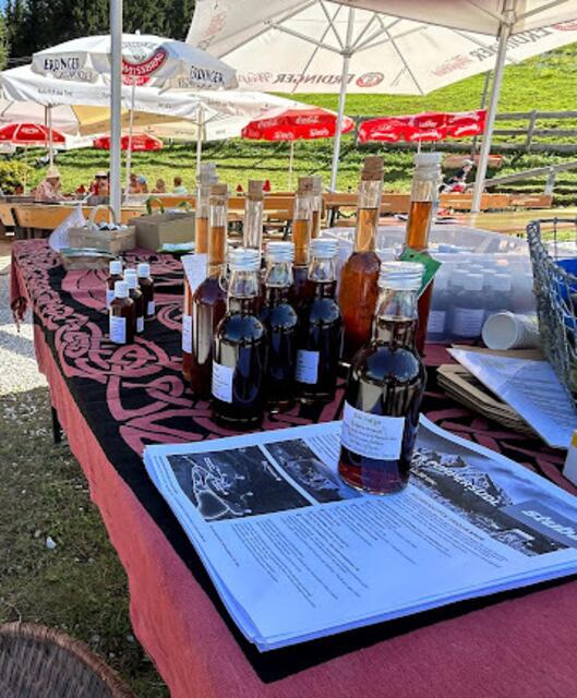Auf der Ochsenhütte gab es am Stand von Sonja Tanzer Zirbenschnaps und viele andere selbstgemachte Produkte. | Foto: Barbara Pfurtscheller