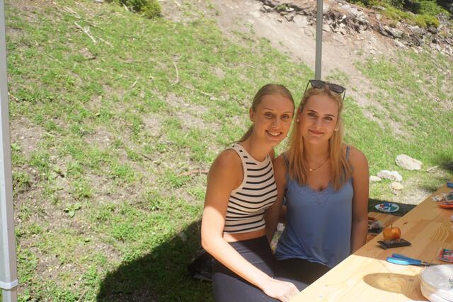 Lara uns Sarah bastelten mit den Kids. | Foto: Barbara Pfurtscheller