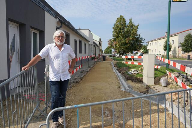 Der zweite Abschnitt des Wegenetzes für Fussgänger und Radfahrer führt vom Kreisverkehr bis zur Volksschule und zum Veranstaltungszentrum | Foto: Andrea Glatzer