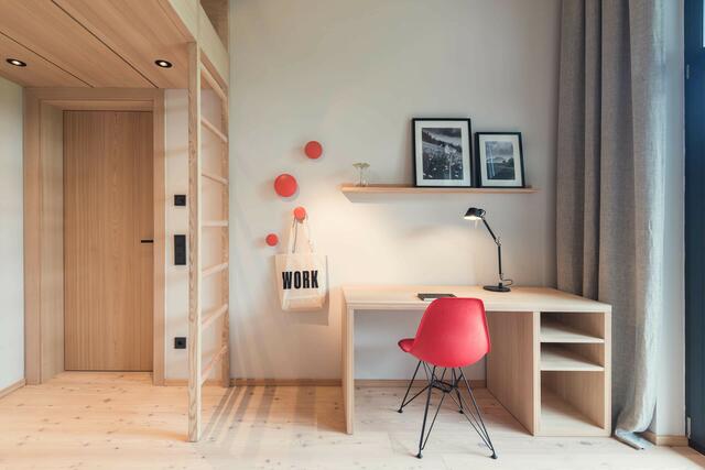 Dezente Grundfarben und austauschbare Einzelstücke in kräftigen Farben, erschaffen immer wieder ein neues Raumgefühl. | Foto: Daniel Sobietzki