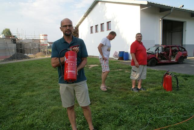 Gerhard Wischenbarth demonstriert einen Schaum-Löscher, der im inneren des Hauses angewendet werden sollte. | Foto: Anna Maria Kaufmann