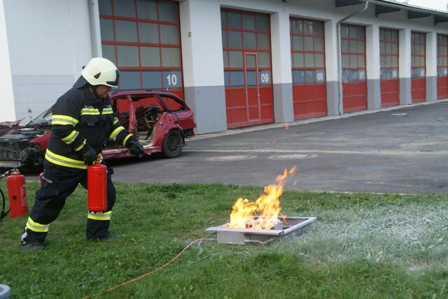 Alfred Gratzer zeigt die Bedienung des Feuerlöschers  | Foto: Anna Maria Kaufmann