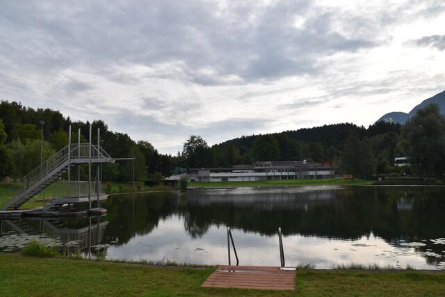 Der Badebetrieb konnte auch 2023 neben dem Umbau stattfinden.  | Foto: Barbara Fluckinger