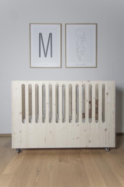 Möbel die mitwachsen sind besonders in den ersten Jahren von Vorteil. Hier ein Beistellbett bzw. Gitterbett. | Foto: FRAME OG